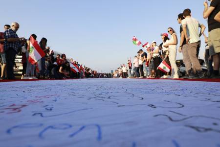 إمضاء أطول علم لبناني في الثورة 