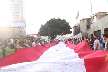 إمضاء أطول علم لبناني في الثورة 